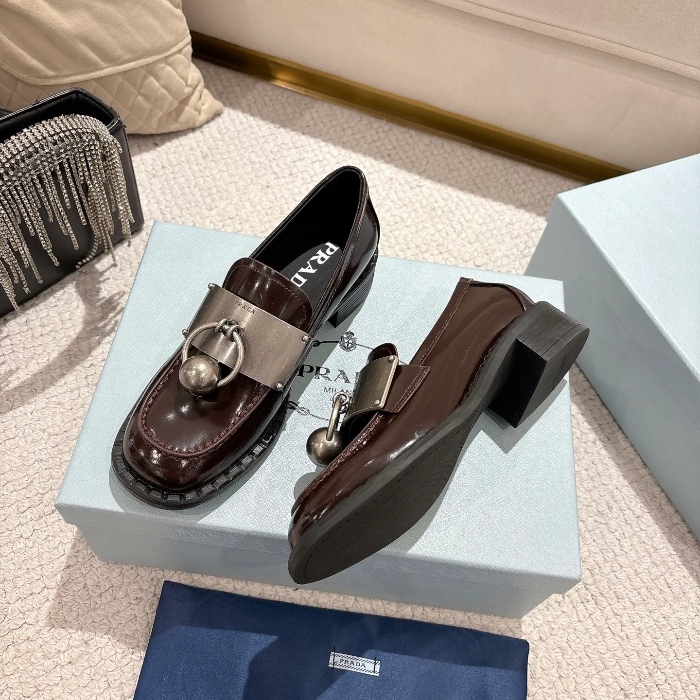 👟👟Ex-factory price 600👟👟 Prad✅Certified𝟐𝟎𝟐5𝙨𝙨 Early Spring Prada💯 #陈昊宇 Same style, many celebrity internet celebrities have the same style/medium-heeled British loafers, the metal buckle design adds a sense of sophistication, the overall shape is full of aura, and the British style small leather shoes are casual and high-end. Chen Haoyu’s same style/Prada25ss loafers! Fabric: Imported open edge beads Lining: Imported sheepskin Insole: Imported cowhide Women's model: Standard code 35-41 (customized at 40.41).  Color: black. light brown. white #陈昊宇 Same style Prada loafers # Temperament wear
